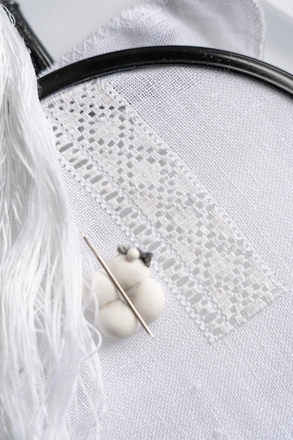 Broderie detaliată pe pânză